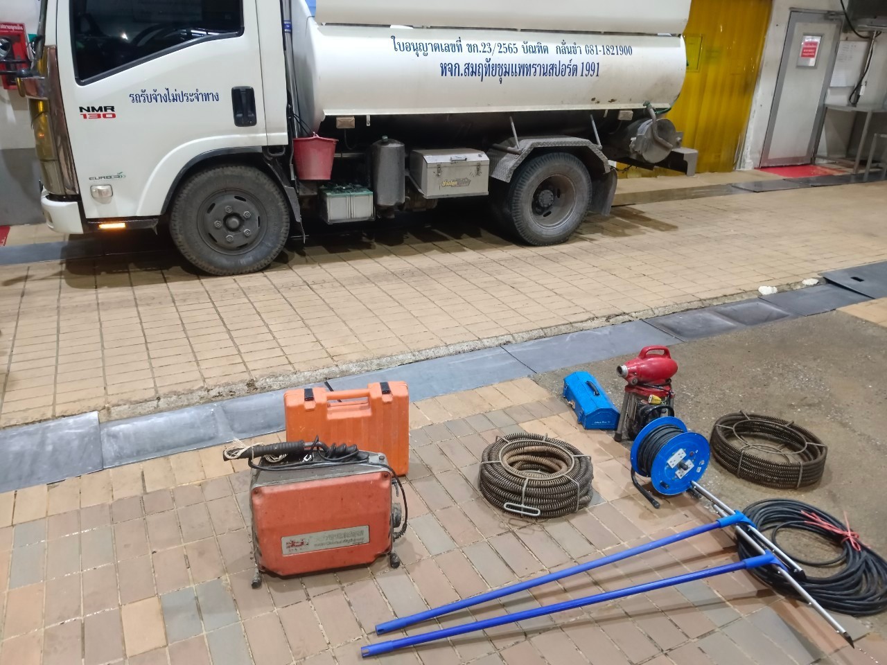 3 - https://บริการดูดส้วมดูดน้ําเสีย.com | บริการดูดส้วม ดูดน้ำเสีย แก้ไขปัญหาส้วมเต็ม ท่อตัน ขุดบ่อ/ถัง บริการบ้าน โรงงาน ร้านอาหาร ทั่วจังหวัด ด้วยรถ 6 ล้อใหญ่ ทีมงานมืออาชีพ ประสบการณ์กว่า 20 ปี ให้บริการในจังหวัดสมุทรสงคราม ราชบุรี กาญจนบุรี