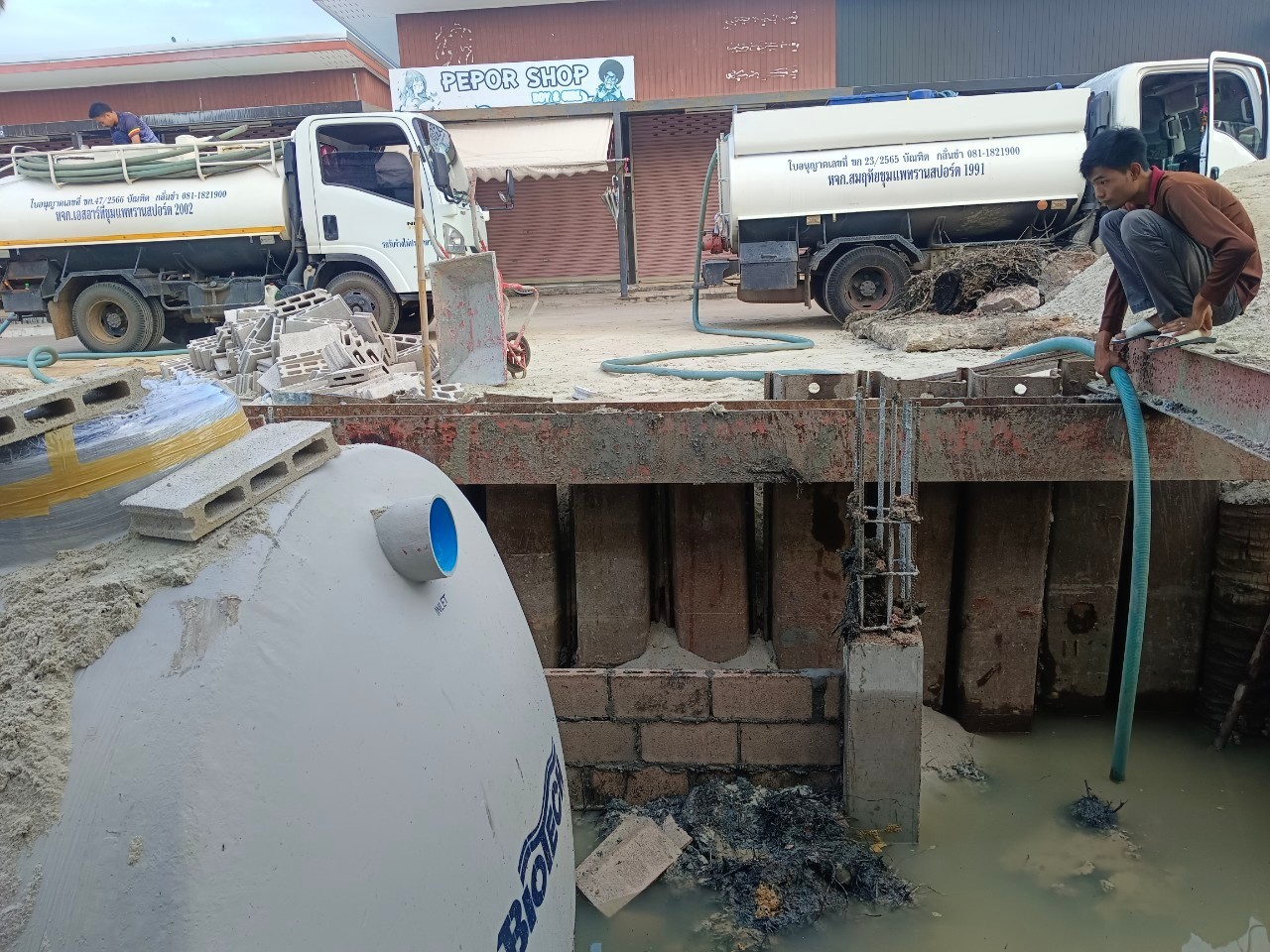 6 - https://บริการดูดส้วมดูดน้ําเสีย.com | บริการดูดส้วม ดูดน้ำเสีย แก้ไขปัญหาส้วมเต็ม ท่อตัน ขุดบ่อ/ถัง บริการบ้าน โรงงาน ร้านอาหาร ทั่วจังหวัด ด้วยรถ 6 ล้อใหญ่ ทีมงานมืออาชีพ ประสบการณ์กว่า 20 ปี ให้บริการในจังหวัดสมุทรสงคราม ราชบุรี กาญจนบุรี